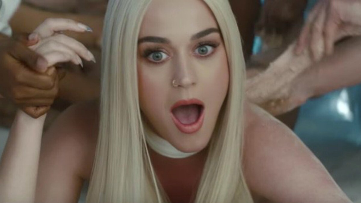 裸身變「女體盛」、嗑人肉！凱蒂佩芮新歌〈Bon Appétit〉MV解放無極限