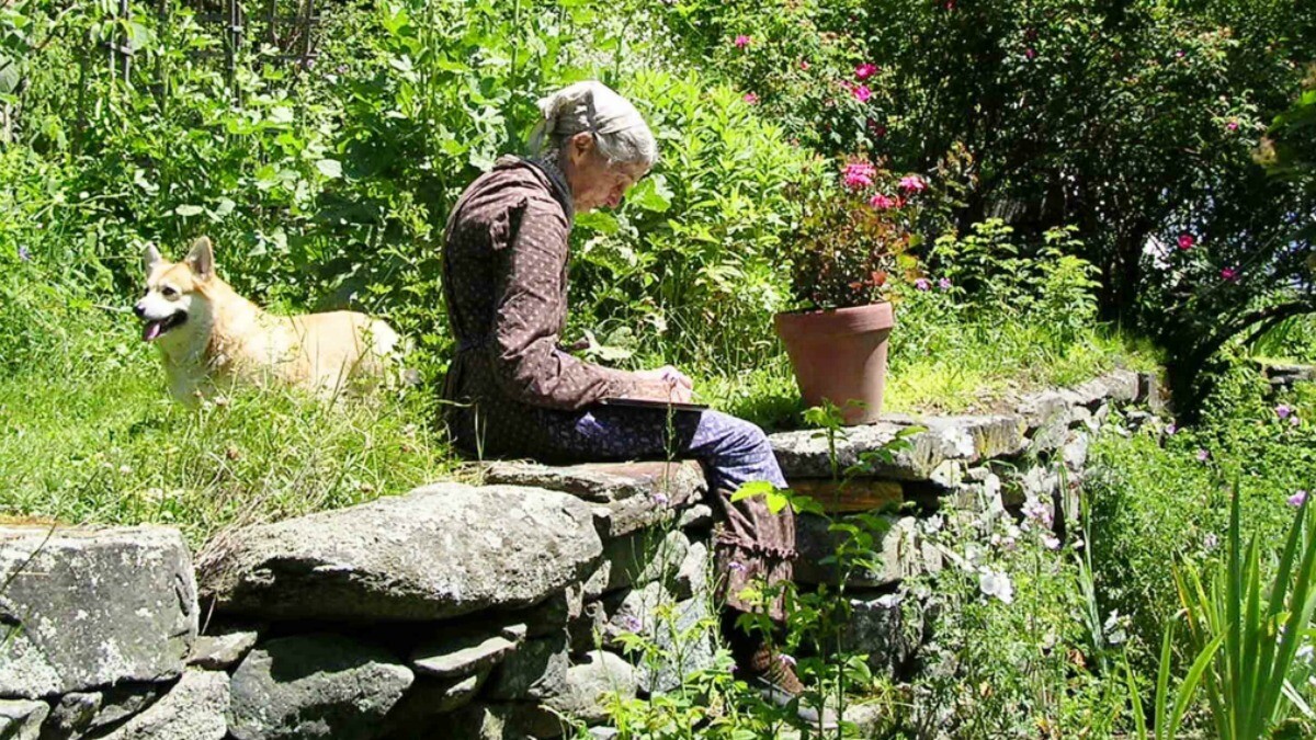 「人生苦短，所以一定要享受當下。」塔莎奶奶的慢活哲學，心靈療癒新片《塔莎杜朵，一個人的田園生活》