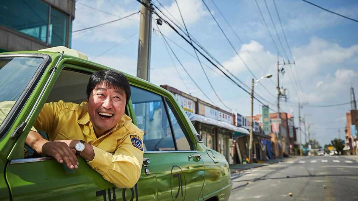 關於一個平民英雄的動人勇氣！改編真人真事，韓國話題新片《我只是個計程車司機》