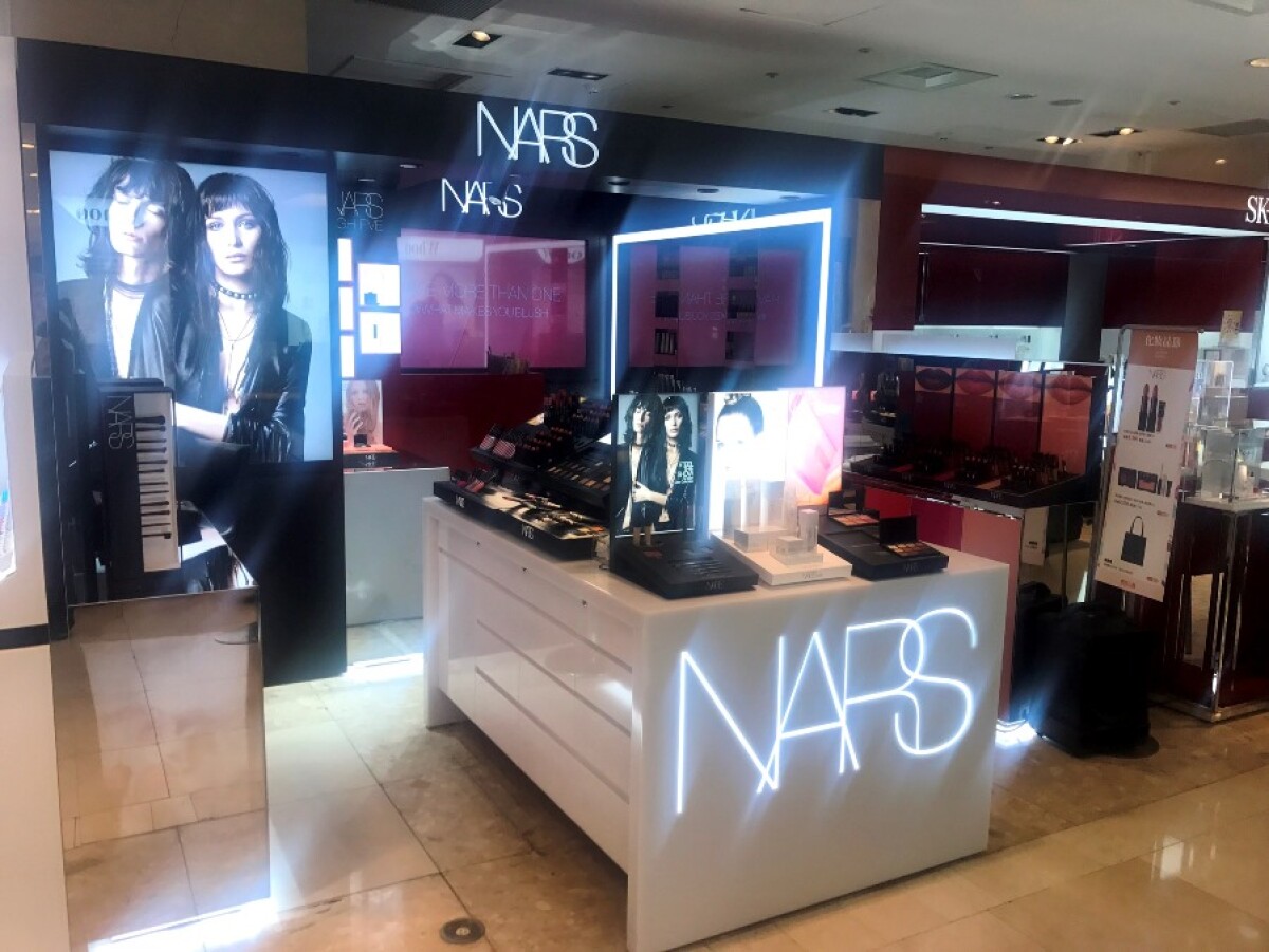 這裡有NARS專櫃第一個Lip Bar！一眼看盡上百支唇彩，裸色、粉色、紅唇、莓果四大色系任你選
