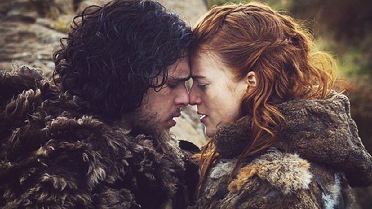 《冰與火之歌》假戲成真了！瓊恩雪諾(Jon Snow)與女野人宣布訂婚！