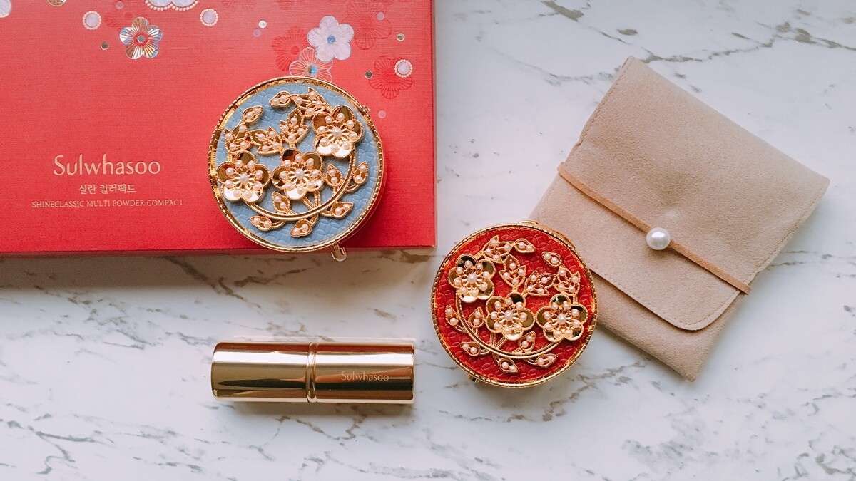 「立體金色雕花，上面鑲著一顆顆珍珠」第15年的雪花秀精品底妝花釉香粧盒與彩妍盒，光看外表就是藝術品