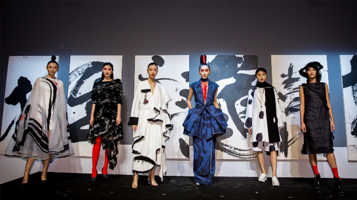董陽孜《讀衣II》特展搶鮮逛!服裝結合立體投影超吸睛!
