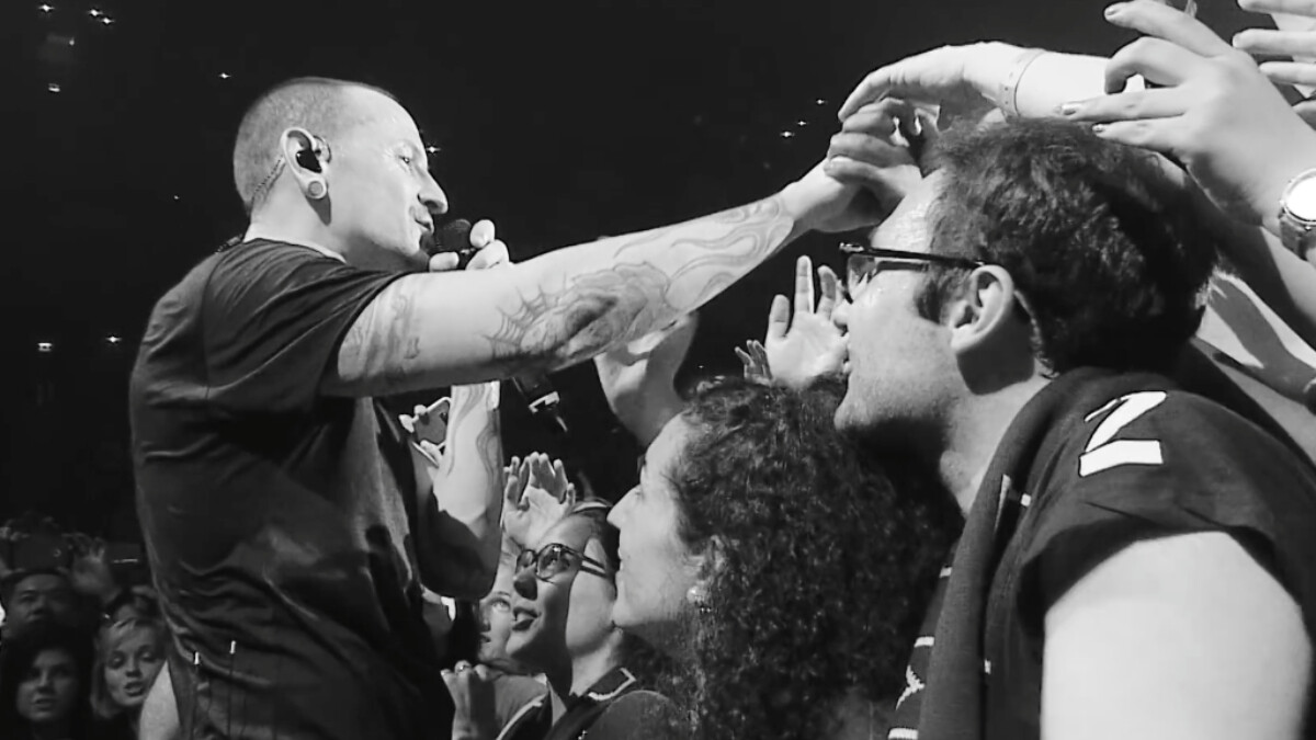  聯合公園 Linkin Park 全新現場紀念專輯《One More Light Live》，主唱查斯特：「那些殺不死我們的，才會讓我們更加堅強。」