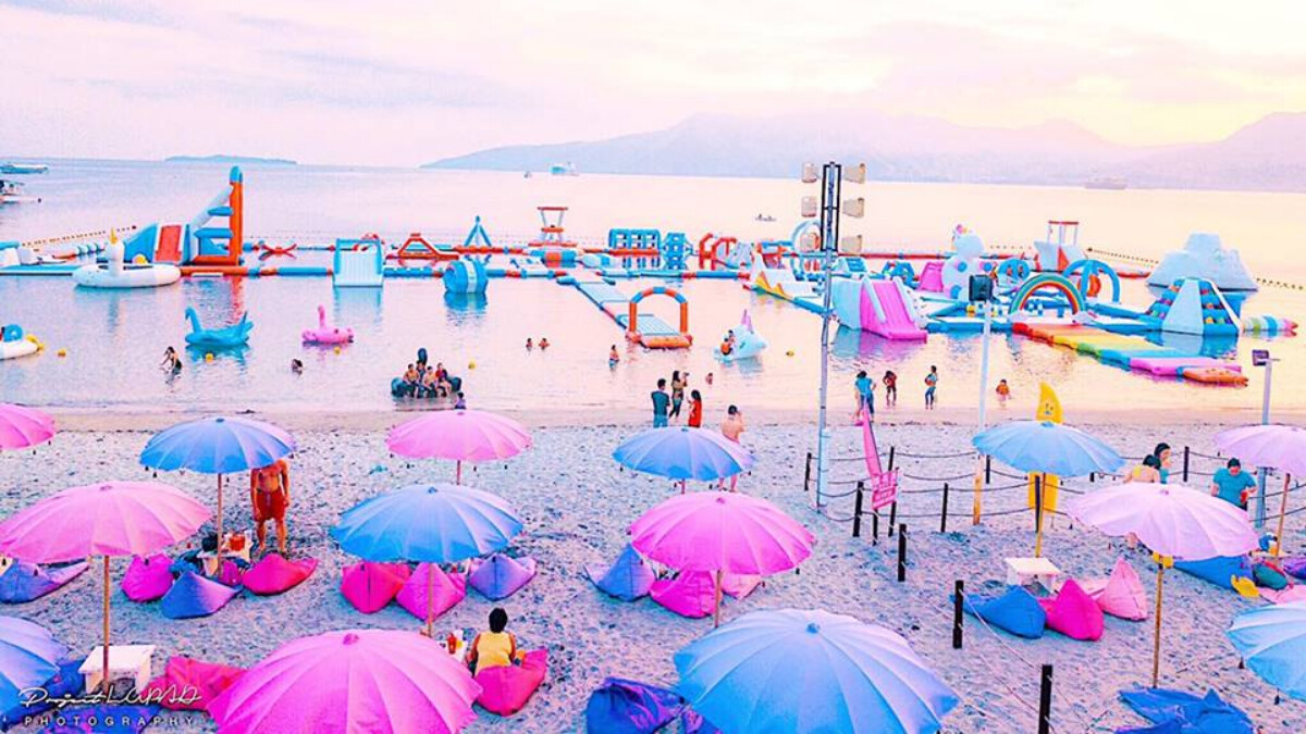 不管了，就要現在訂機票！菲律賓蘇比克灣「Inflatable Island」，漂浮七彩獨角獸水上遊樂場，讓你玩到不想回家～