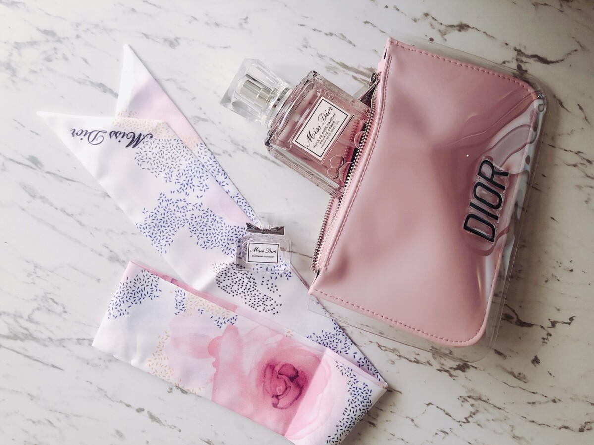 數百片格拉斯玫瑰花瓣萃取，Miss Dior加入全新「花漾迪奧美體滋潤精油」讓肌膚沉浸在甜美玫瑰香
