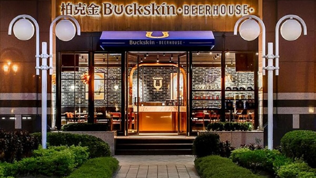最近大家搶著去的口碑炸裂名店，以正宗德式啤酒X特色美食大受歡迎的「BUCKSKIN BEERHOUSE」，你朝聖了沒？ 