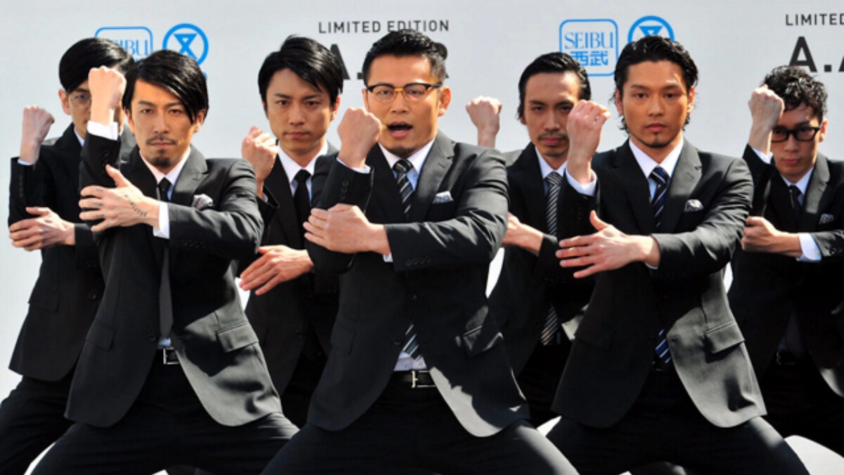 你還不認識這些穿著西裝跳機械舞的大叔？日本「WORLD ORDER」新單曲MV來台取景，你有遇到他們嗎？