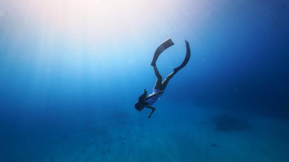 22 歲成為小琉球島主！熱愛大海又超辣的自由潛水教練——阿酸