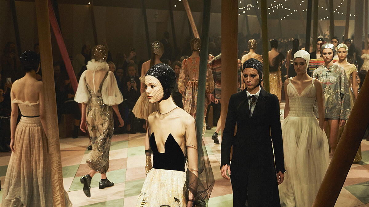 把秀場變成魔幻馬戲團！Dior 2019春夏高級訂製大秀打造自帶仙氣的小丑與訓獸師