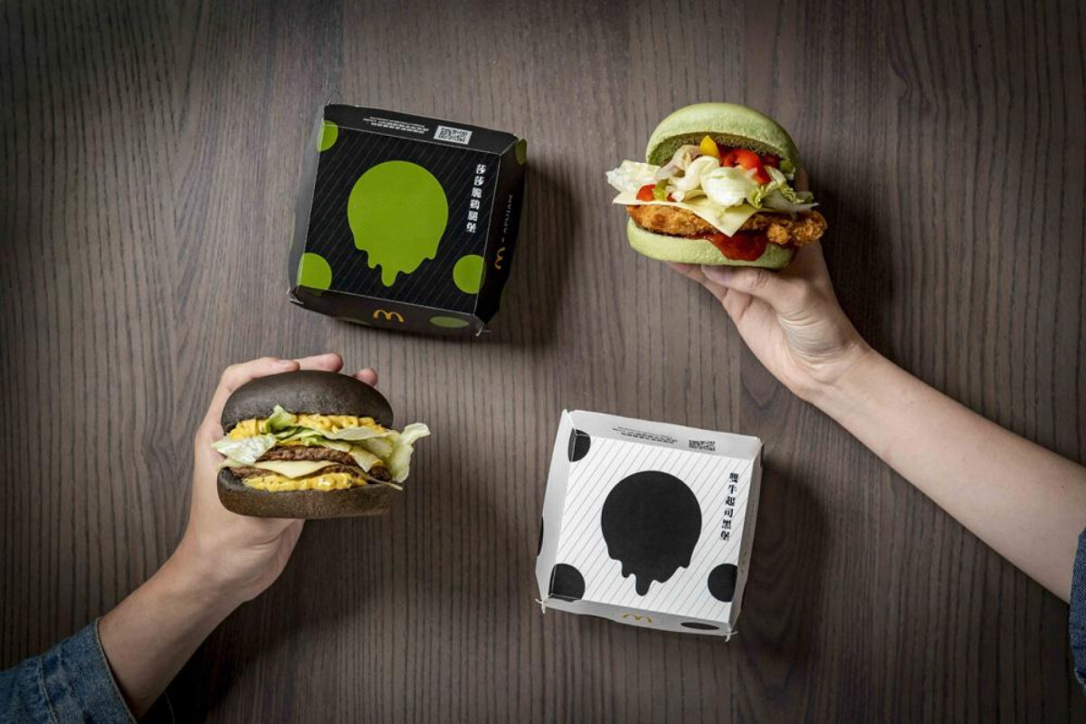 麥當勞推出精品級黑色漢堡，與台灣設計師詹朴聯名合作，起司達人絕對必收！