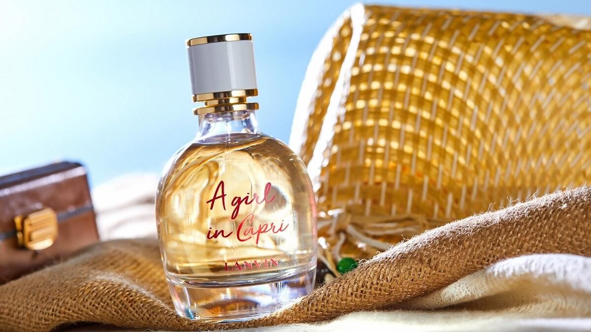 像好友從遠方捎來的明信片…LANVIN全新香氣將義大利卡布里島的風景收進透明瓶中，帶來歡樂渡假風情！