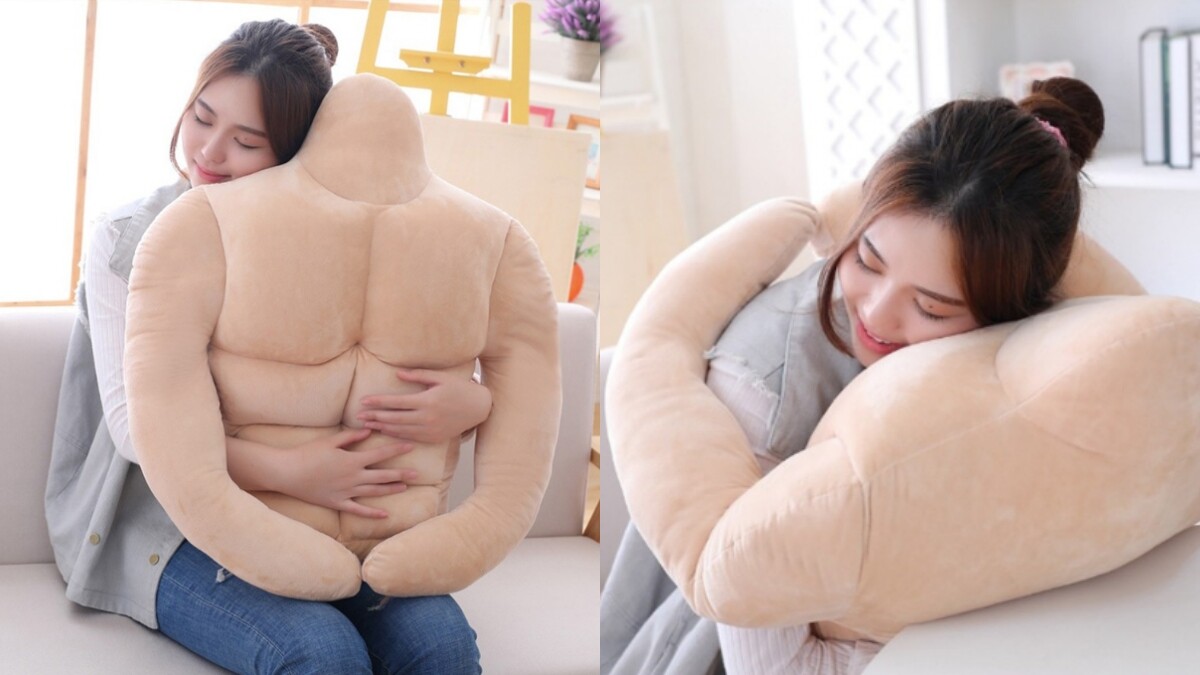 「六塊肌男友抱枕」給你滿滿幸福感！厚實胸膛、冰塊盒腹肌線條，雙手環抱超紓壓