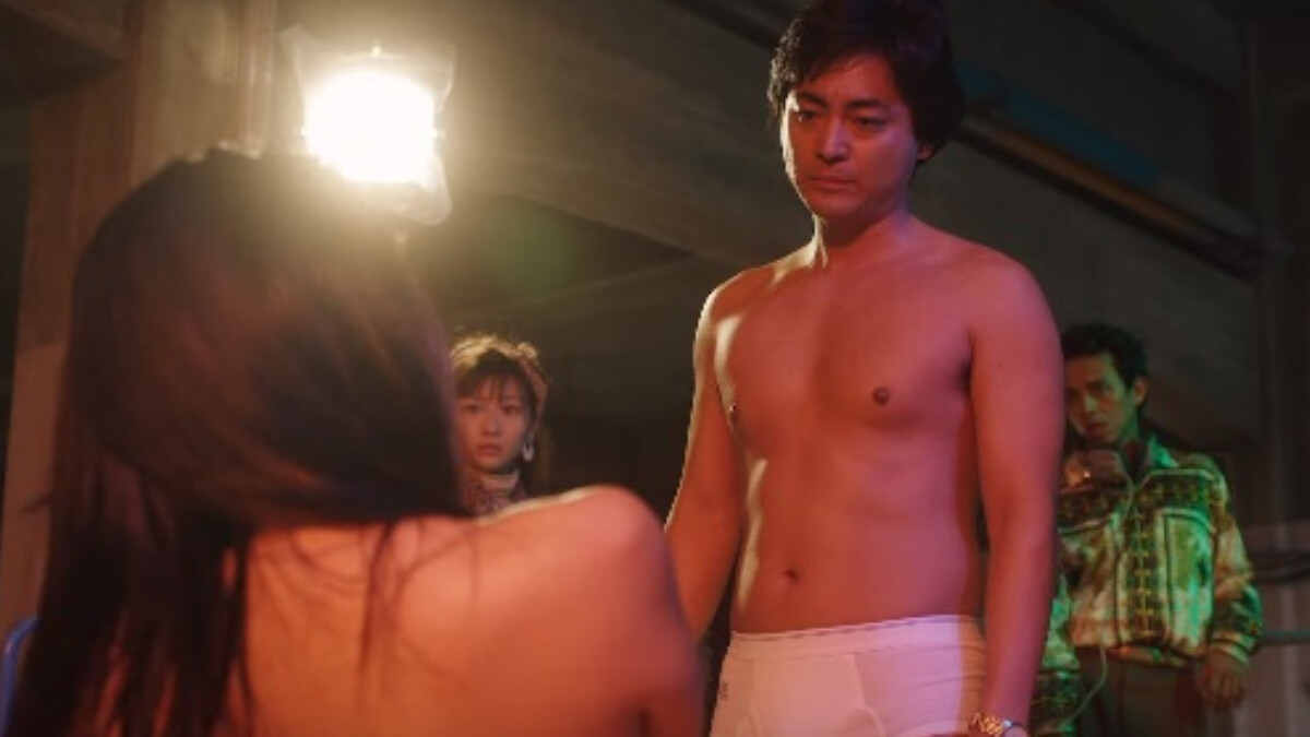《AV帝王》揭開日本色情片導演村西透波的AV世界！僅穿白色內褲半裸拍片，山田孝之超狂演出