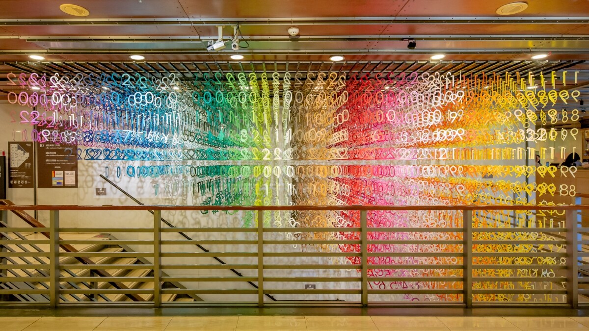 網美必打卡！敦南誠品打造「夢幻彩虹瀑布」，8000片漸層紙片美翻，裡頭還藏小彩蛋