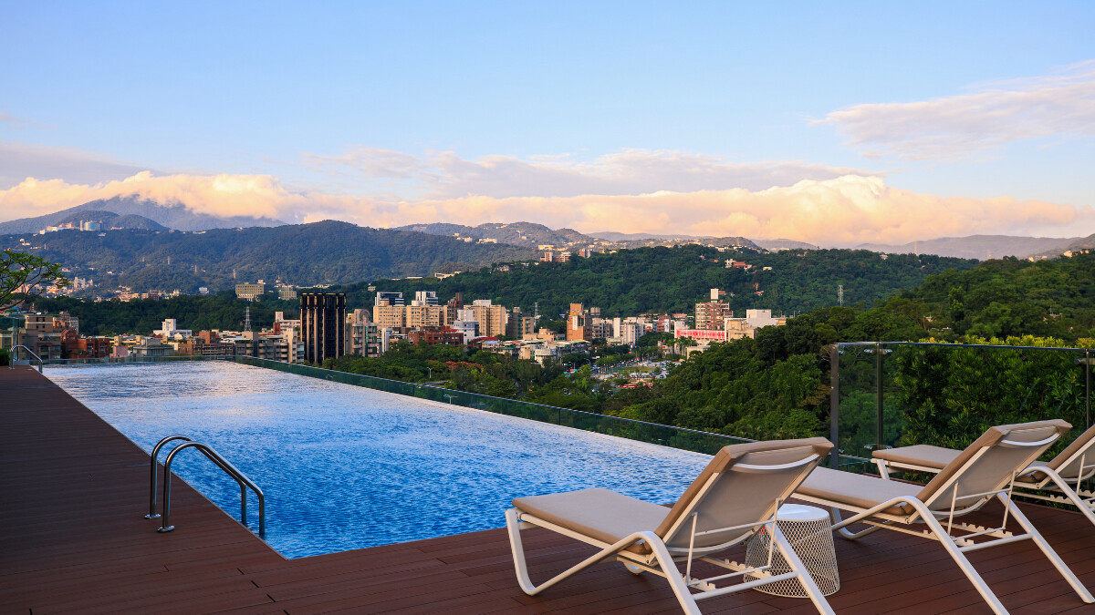 台北市的山景無邊際泳池太奢華！士林萬麗酒店慶祝一周年，幸運兒還能拿到峇里島三天兩夜住宿券