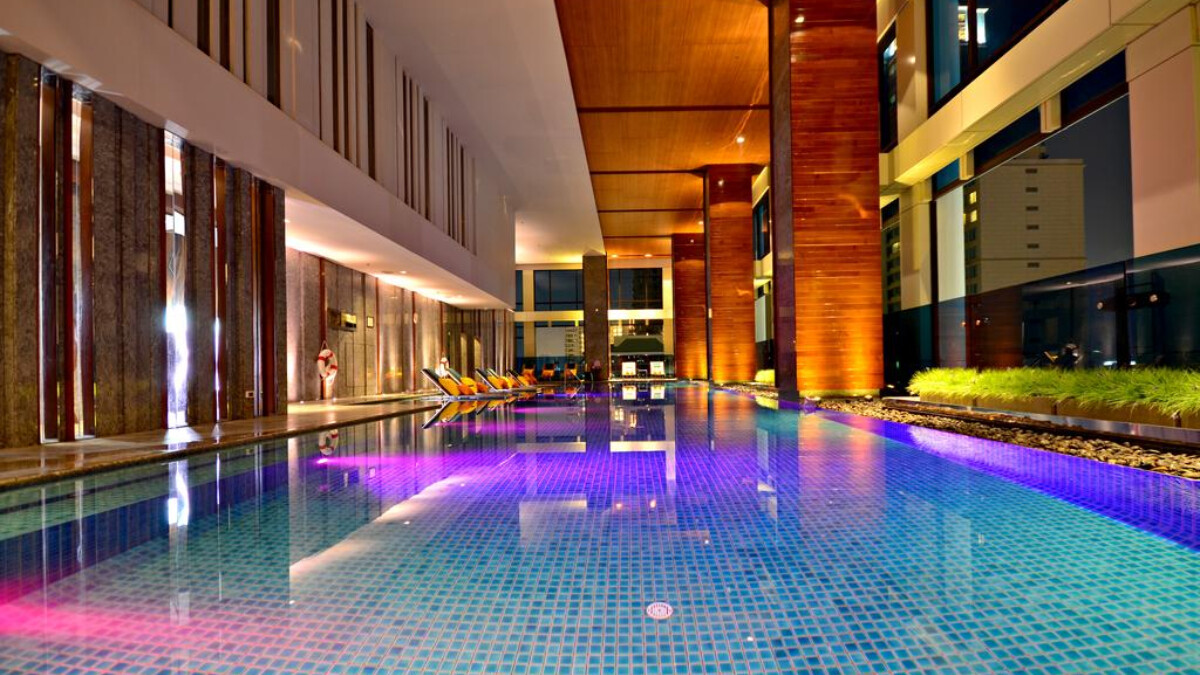 泰國的都市綠洲！曼谷拉查阿帕森萬麗酒店的半露天頂樓泳池實在太美