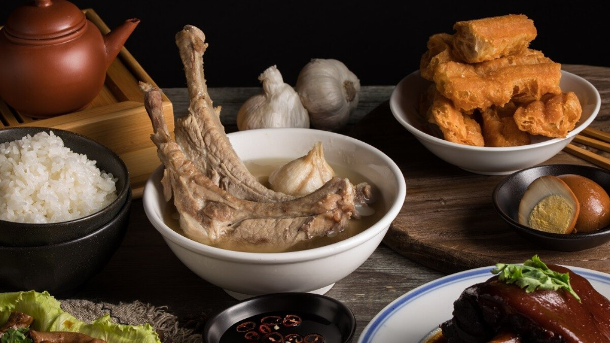 新加坡發起人肉骨茶來台灣開店了！連周潤發、周杰倫、蕭敬騰都愛吃，「長排骨」、「獨門砂鍋料理」必點招牌
