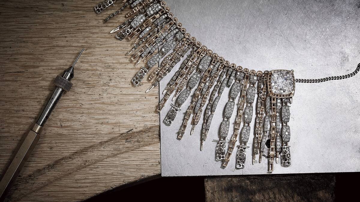 宛如發亮的斜紋軟呢！香奈兒「TWEED DE CHANEL」高級珠寶系列，以大膽創意與精湛工藝，讓穿戴式珠寶更具迷人風格