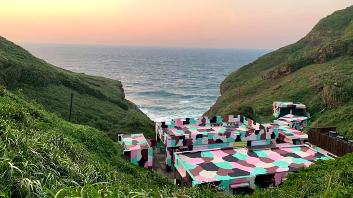 北台灣看海新景點！「鼻頭角聽濤營區」閒置20年正式開放，不只有療癒海聲，還有超好拍粉色迷彩、彩虹階梯與咖啡廳