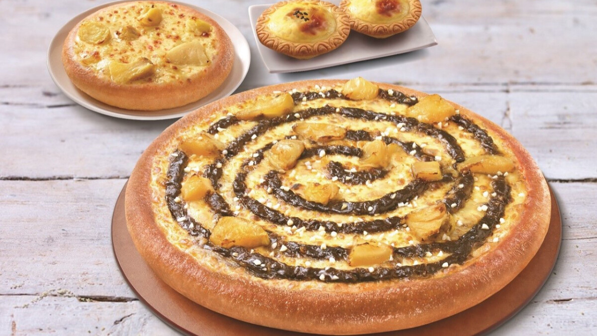 必勝客全新推出「黃金榴槤白咖啡」口味比薩！榴槤香氣與咖啡超狂結合，加碼「黃金榴槤起司塔」上市