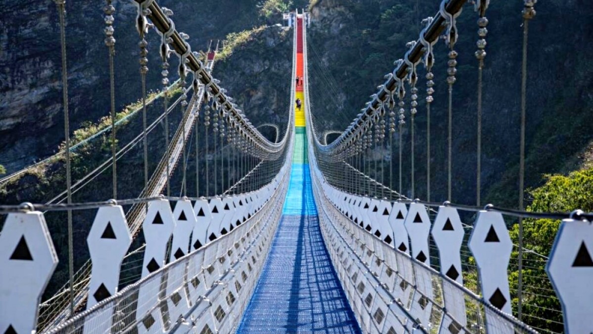 【南投景點】全台灣最長吊橋「雙龍七彩吊橋」離地30層樓高，如一道彩虹懸掛山谷間，快來挑戰膽量極限