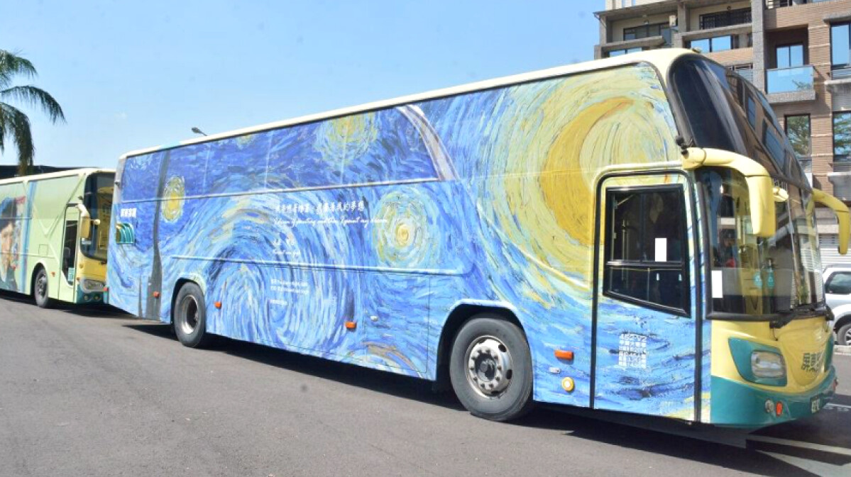 全台最美公車！屏東10輛「藝術公車」上路，換上世界名畫《星夜》、《蒙娜麗莎》彩繪，成一道道迷人城市風景