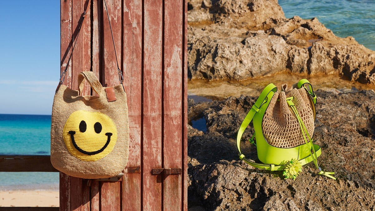 用笑臉樂觀迎向未來！Loewe Paula’s Ibiza系列再推Smiley®聯名款，笑臉氣球包、竹編籃、手機袋…全是度假旅行首選