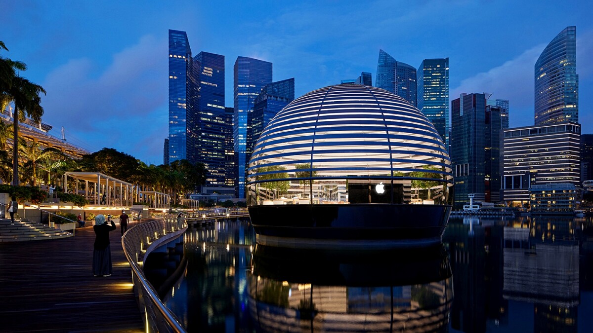 全球首間「漂浮水上Apple Store」新加坡開幕！未來感玻璃圓頂結構，宛如太空奇幻星球，果粉此生必朝聖
