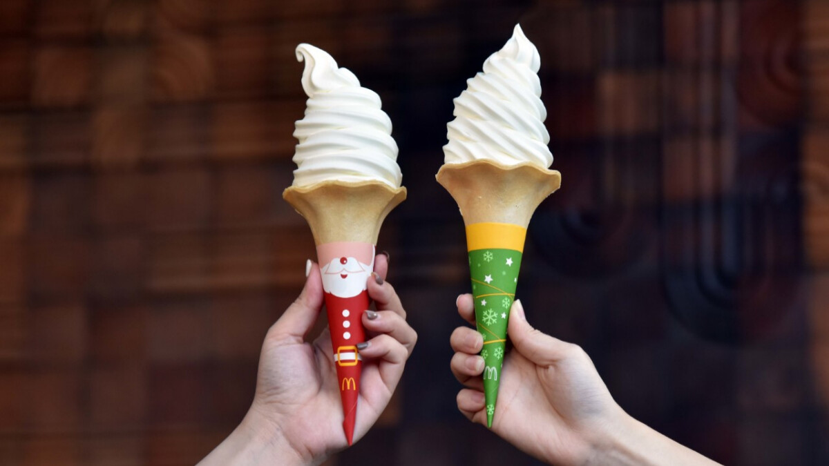 麥當勞「大蛋捲冰淇淋」換上聖誕新裝！聖誕老人、聖誕樹2款紅綠包裝，加碼推出限量文具「雙色鉛筆」
