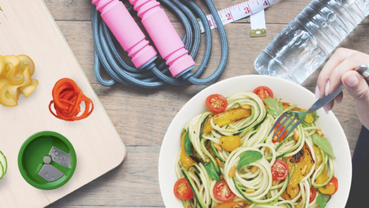 營養師推薦增肌減脂餐：海鮮醬粉紅櫛瓜麵、水波蛋藜麥花椰菜沙拉食譜來了！