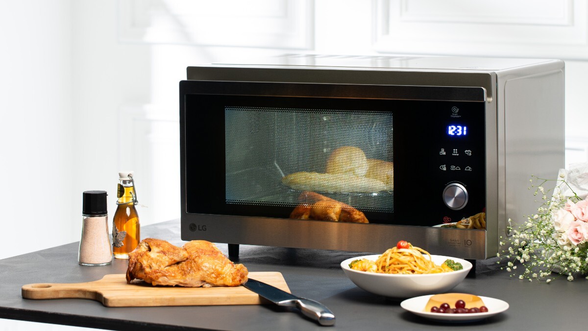 烹飪控自「煮」防疫必收神隊友！LG NeoChef™智慧變頻蒸烘烤微波爐一次集結燒烤、蒸煮、氣炸料理功能，輕鬆就能端出豐富多變美食！