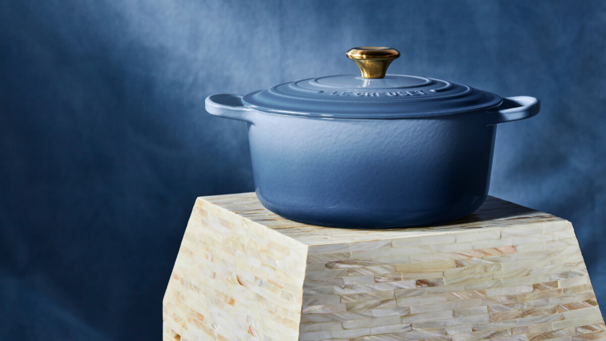 Le Creuset新色太美了！「藍色迷霧系列」鑄鐵鍋具上市，沉穩的絕美灰紗藍