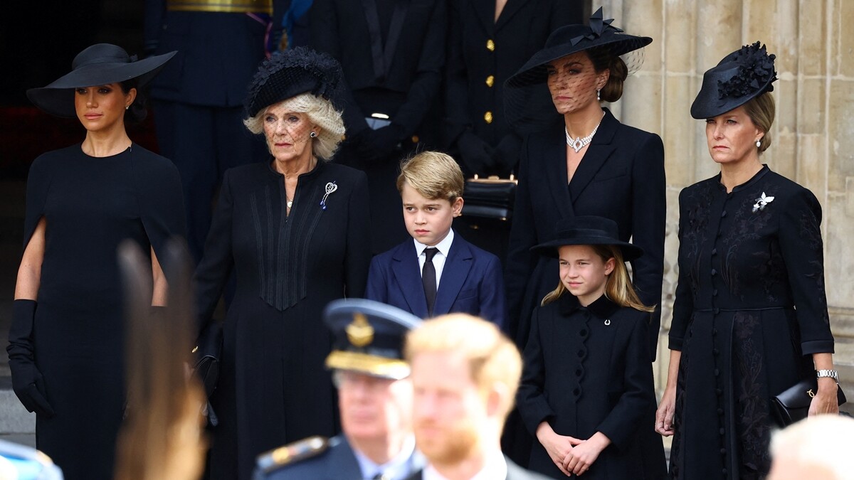 為什麼凱特、梅根和其他皇室成員在英國女王的葬禮上配戴珍珠