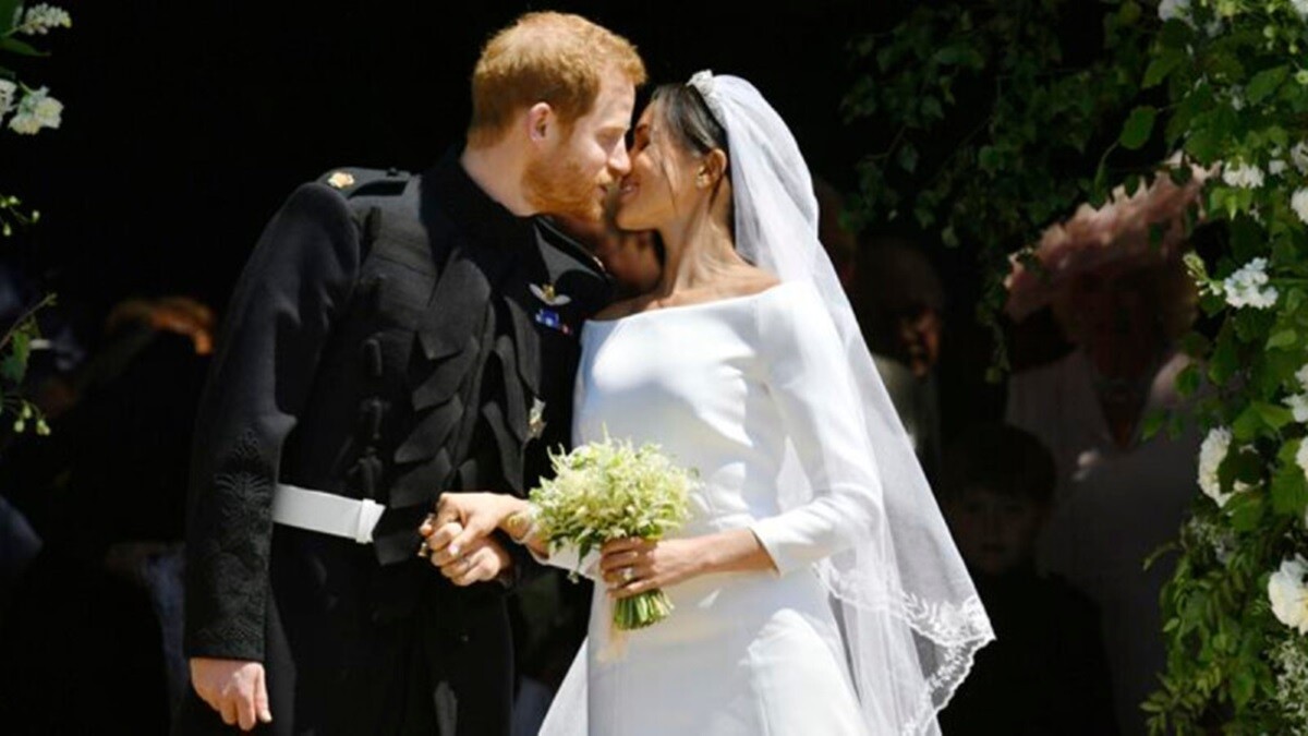 掀開新娘頭紗那刻太美了！哈利王子與梅根深情相視，浪漫英國皇室婚禮耗資13億台幣