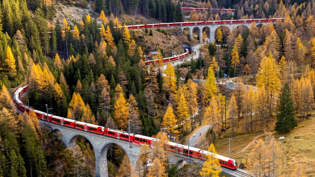 鐵道迷此生必搭！瑞士「雷蒂安鐵路」打造地表最長交通工具，飽覽阿爾卑斯山美景，更行徑世界文化遺產