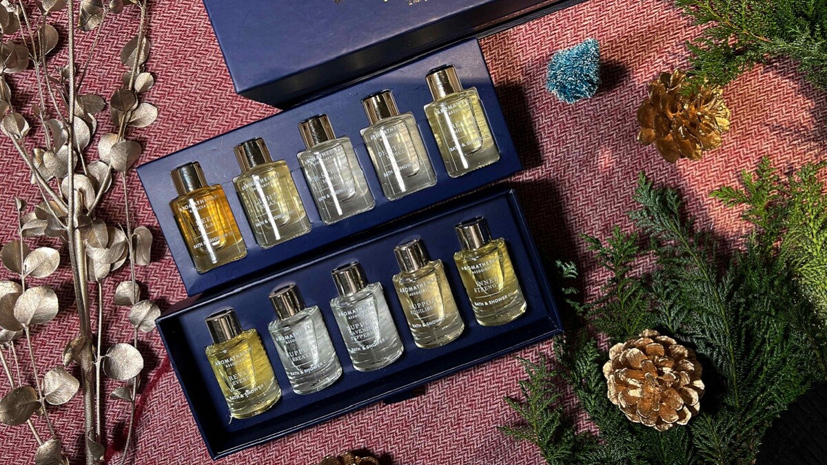 歲末新年的禮物，就用「AROMATHERAPY ASSOCIATES年度禮盒」開啟身心優雅保養儀式！讓英國皇室愛用的美好精油香氣，讓自己每一天都璀璨舒心～