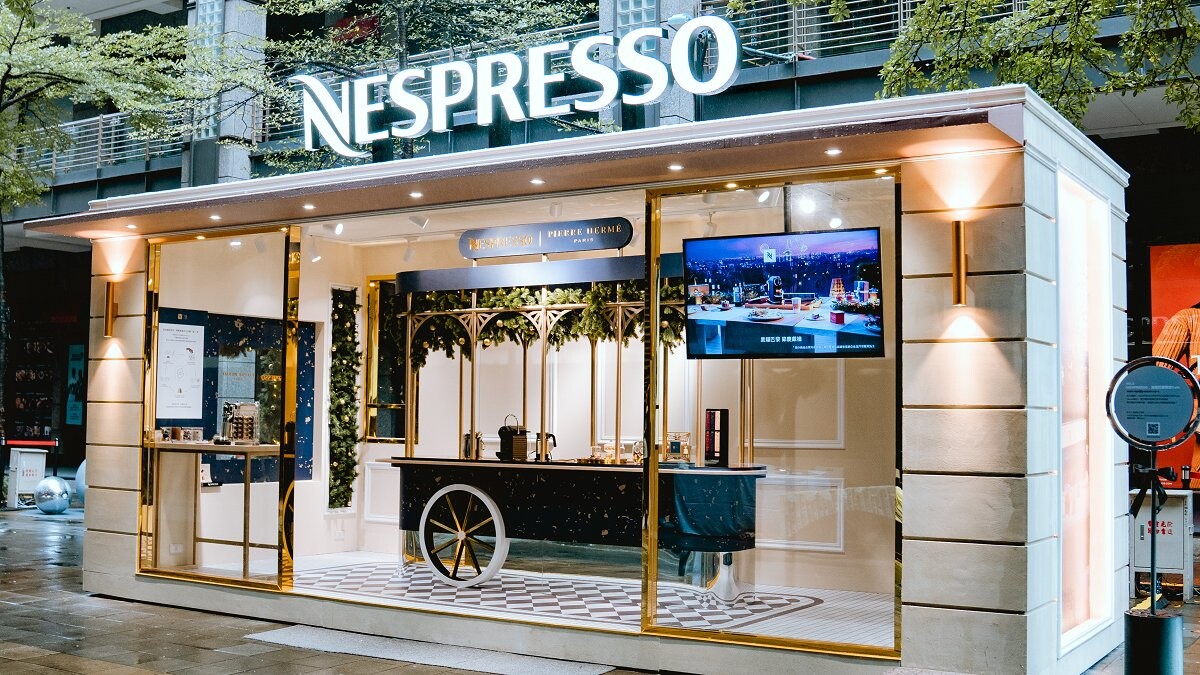 Nespresso x Pierre Hermé「星耀巴黎限定Café」快閃信義香堤大道！ 限時25天，浪漫法式街景、聯名甜點系咖啡打造夢幻打卡熱點