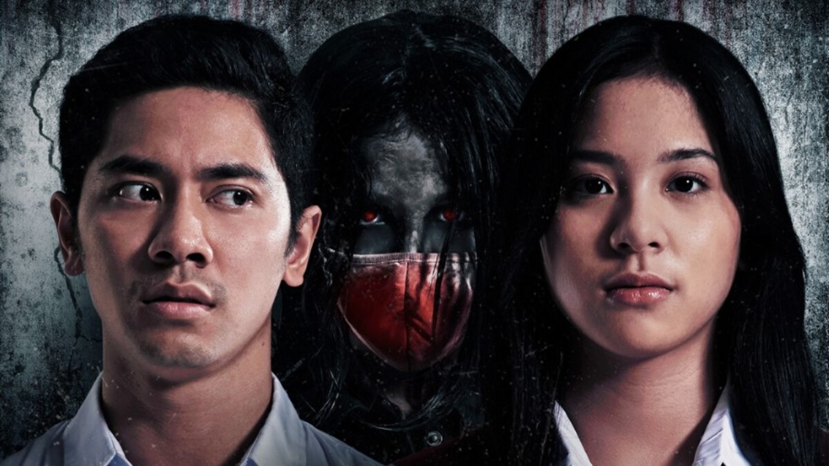 《鬼噤聲》東南亞年度恐怖新片！戴著染血口罩神祕女厲鬼，站在男主肩上驚嚇破表