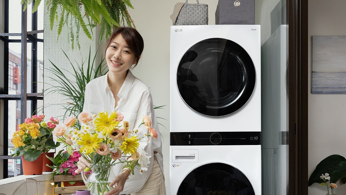 在家也能享有秘境植栽ME TIME時光，花藝師MANDY選擇以顏值＋性能滿分的LG WashTower™ AI智控洗乾衣機，妝點出最美洗衣空間！