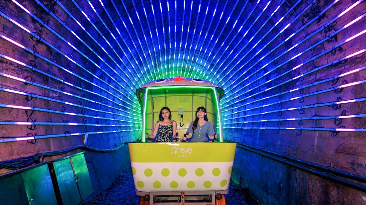 最浪漫的夏日約會地點！深澳鐵道自行車變身「星空隧道」，快跟另一半來場璀璨冒險