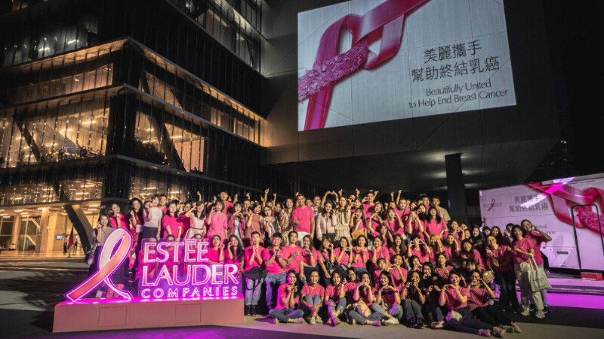2023雅詩蘭黛集團粉紅絲帶乳癌防治宣導活動，於台北表演藝術中心點燈揭開序幕 ，超過30年不變承諾， 美麗攜手終結乳癌！