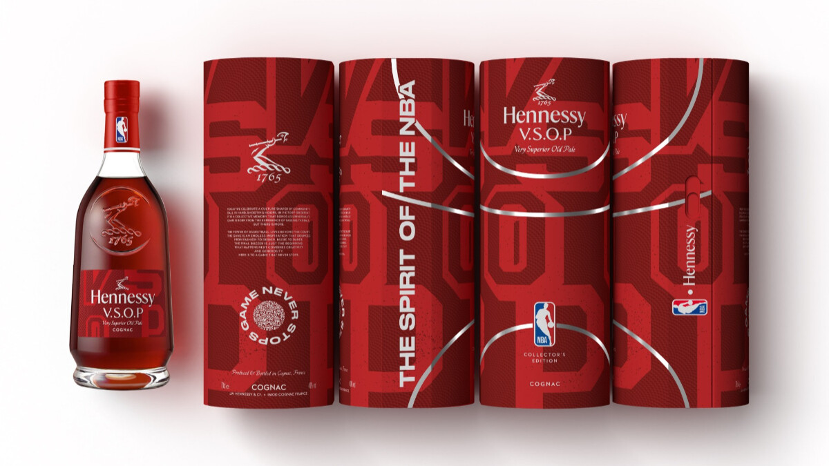 軒尼詩攜手NBA打造聯名限量版禮盒！圓柱外觀還原籃球皮革，球迷們必收
