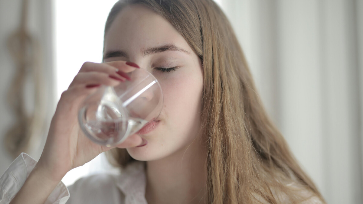 早晨第一杯要喝什麼？溫開水、檸檬水還是蜂蜜水？推薦6款適合女性的「晨起養生水」喝對了，開啟滿滿活力的一天！