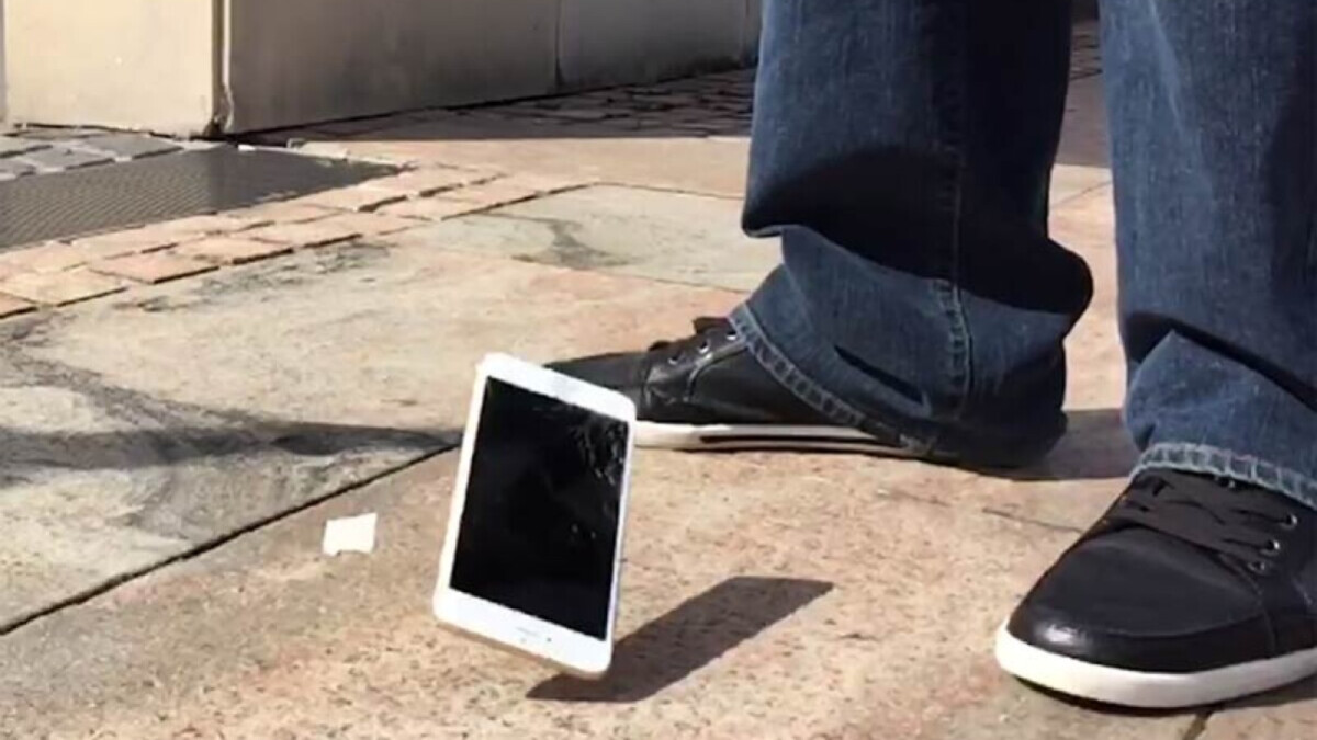 他是第一個! Iphone 6才出店門口就往地上摔的幸運