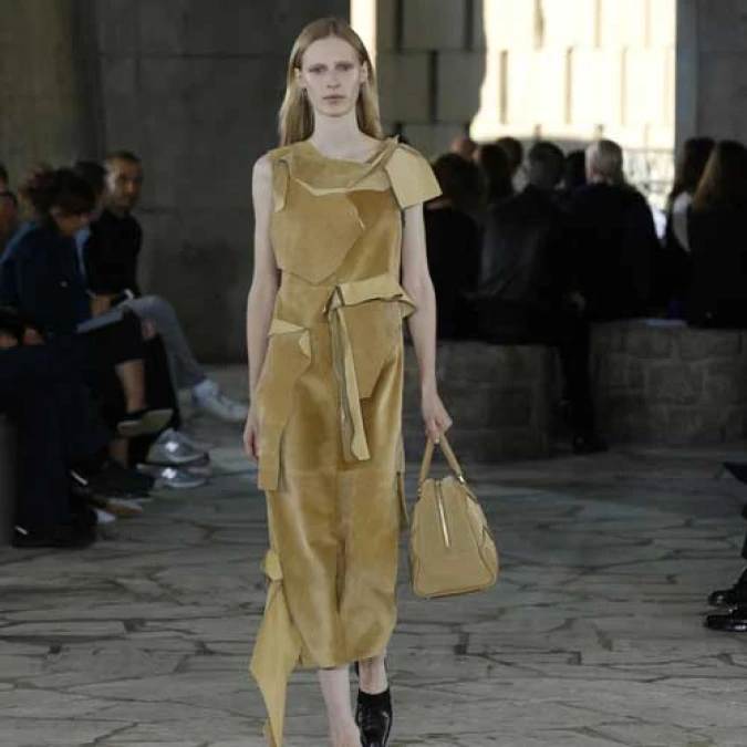 【2015春夏巴黎時裝週】LOEWE翻玩皮革展現摩登原始氣息