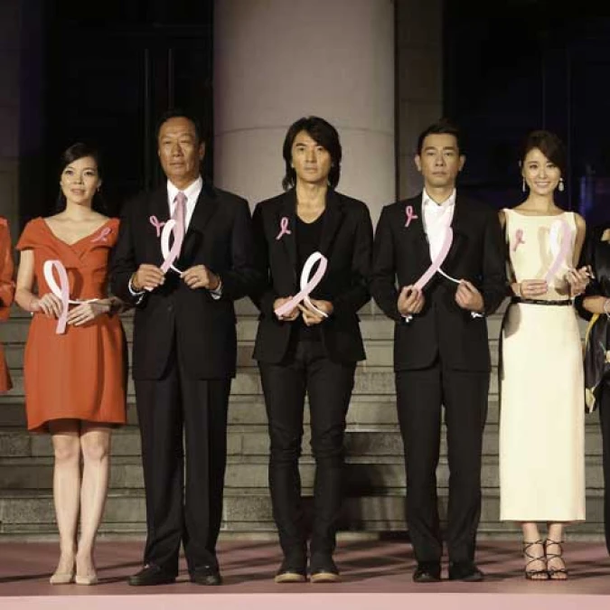 齊聚展獻愛的力量!雅詩蘭黛邀請粉紅絲帶大使攜手挺公益