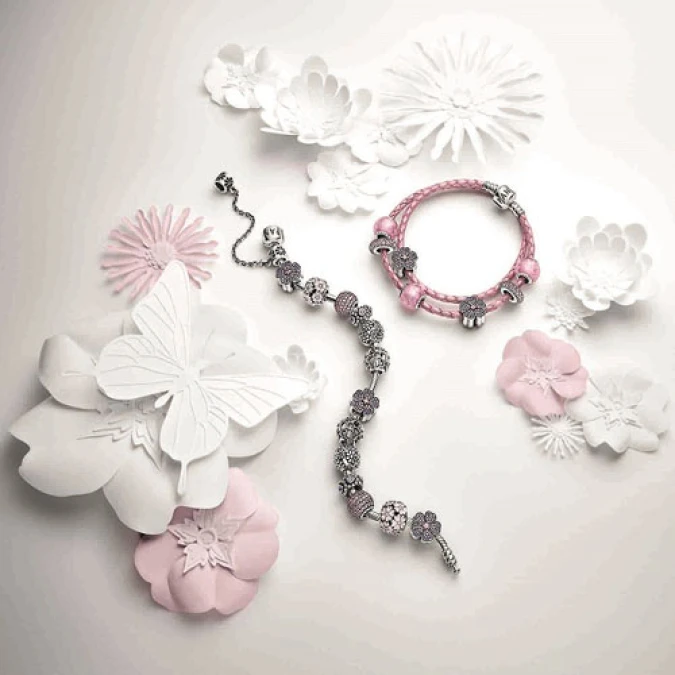 把粉嫩繁花戴上身 瑞莎為PANDORA化身春漾女神