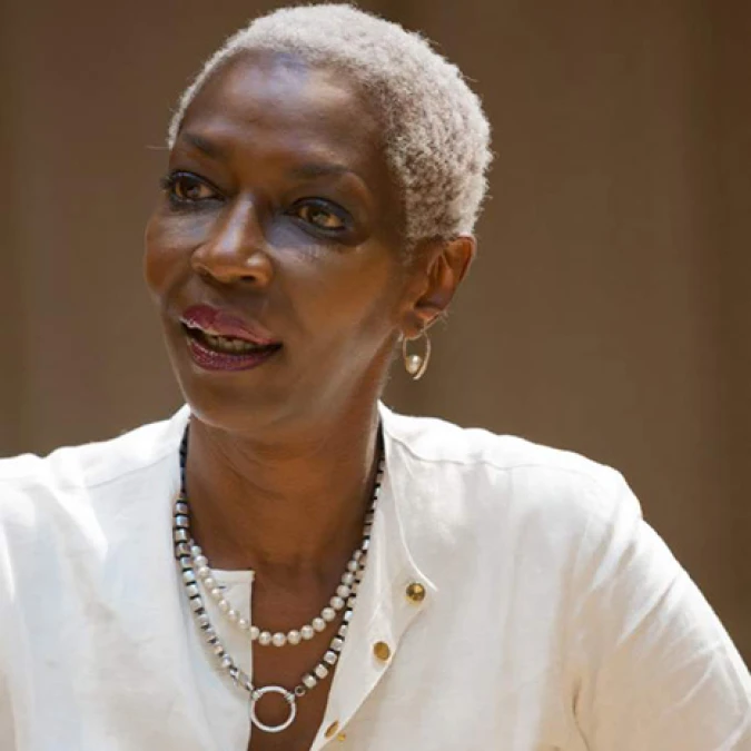 嬌蘭品牌大使:伊瑟兒卡瑪塔莉,征服時裝週的元老級黑模!