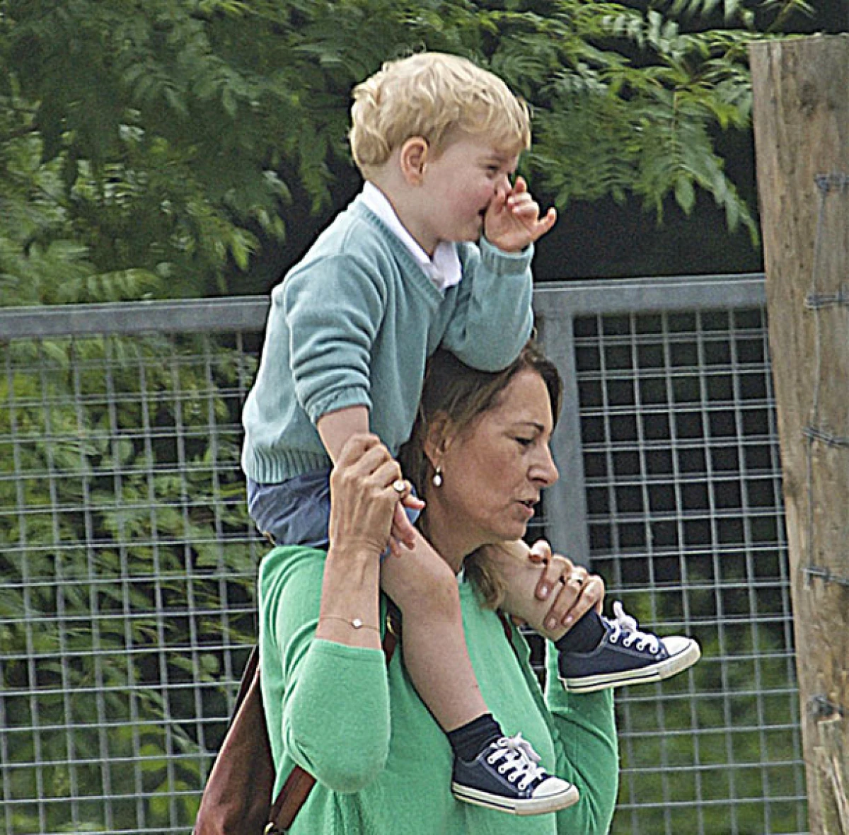 甜蜜祖孫情！英國喬治小王子挖鼻孔逛動物園的萌照出爐